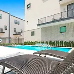 Spacious 4Br Townhouse With Amenities