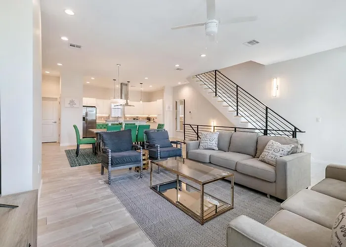 Spacious 4Br Townhouse With Amenities