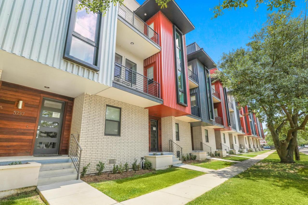Spacious 4br Townhouse With Amenities *
